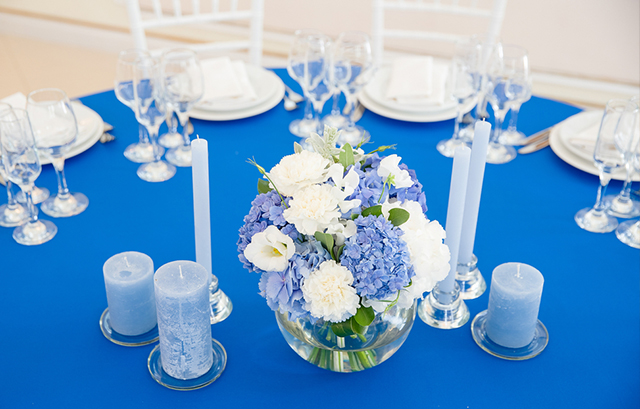 ブルーのクロスに白い装花が飾られたテーブル
