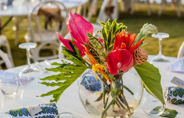 南国風のカラフルな装花が飾られたテーブル