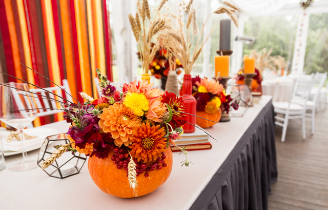 かぼちゃやススキが飾られたテーブル