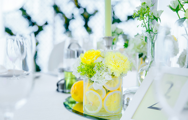 ガラスに入った輪切りレモンが飾られたテーブル