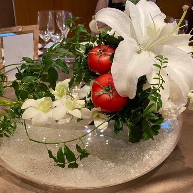 トマトを装花と一緒にテーブルに飾っている様子