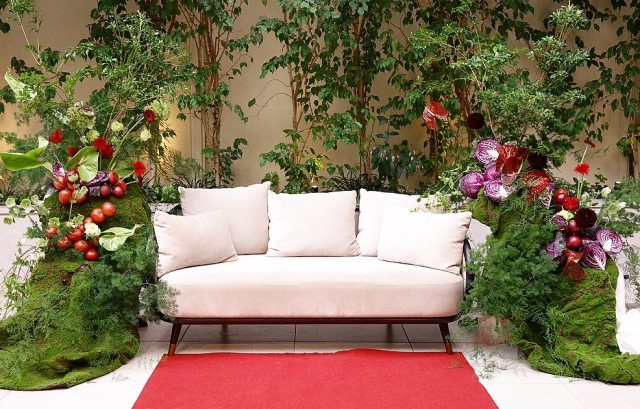 高砂の周りを苔のマットとトマトなどの野菜で飾っている様子