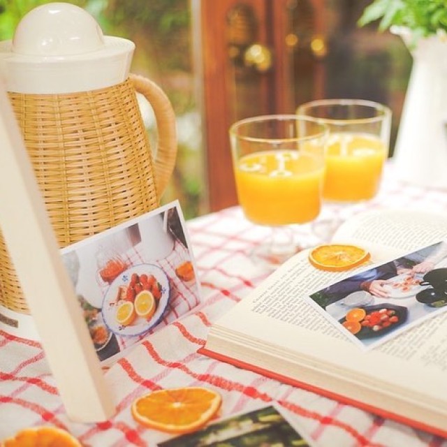 ピクニックグッズと一緒に飾られた輪切りにカットしたオレンジ