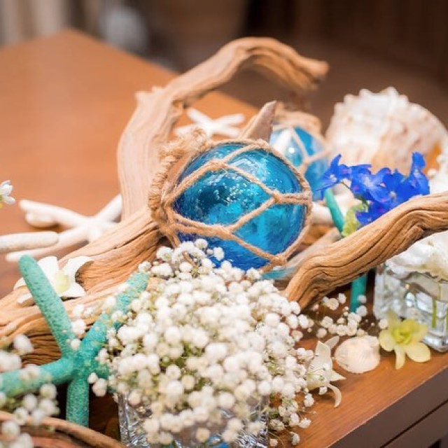 ヒトデや貝殻のアイテムで飾られた流木