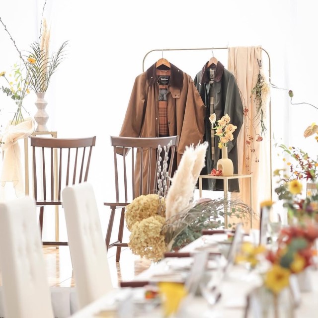 高砂の後ろでハンガーに吊るされている二枚のコート