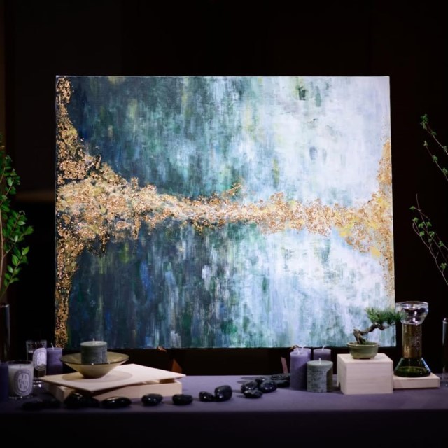 青とゴールドで描かれた自作の絵