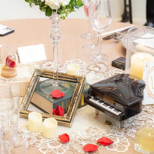 テーブルの上に飾られたグランドピアノのミニチュア