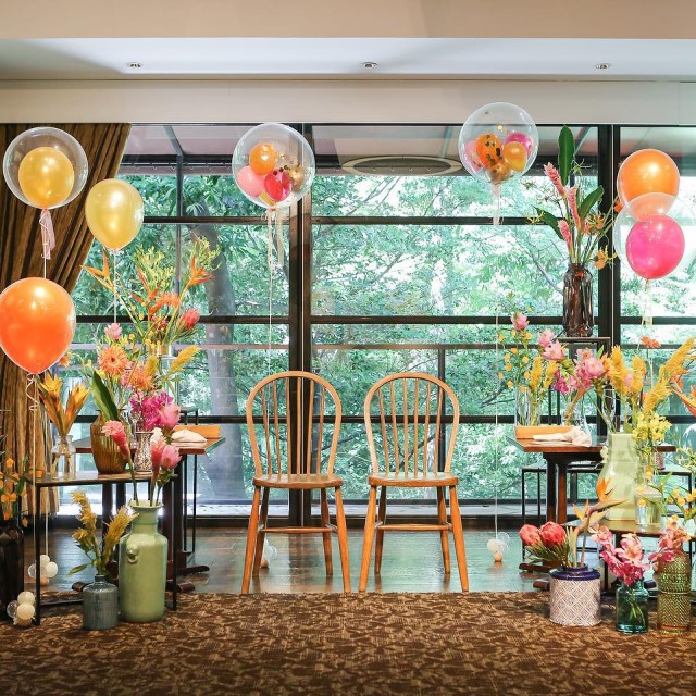 カラフルなバルーンを周りに置いた高砂装飾