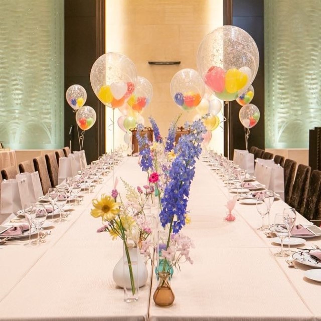 テーブルの上にカラフルなバルーンが飾られた様子