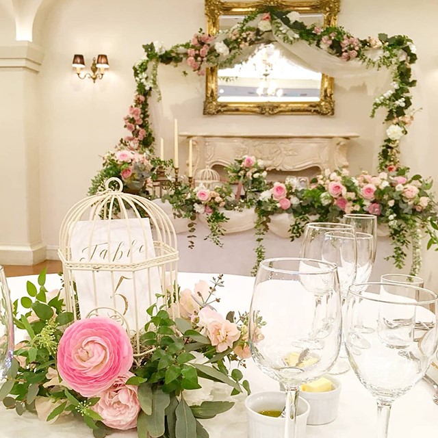 鳥かごの中にテーブル番号の紙を入れたテーブルナンバー