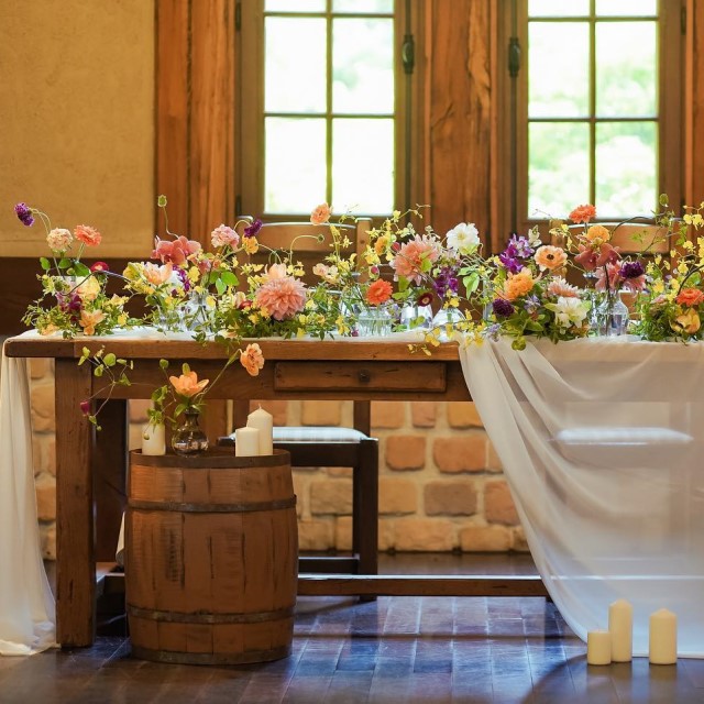 高砂装飾として木の樽が飾られている様子