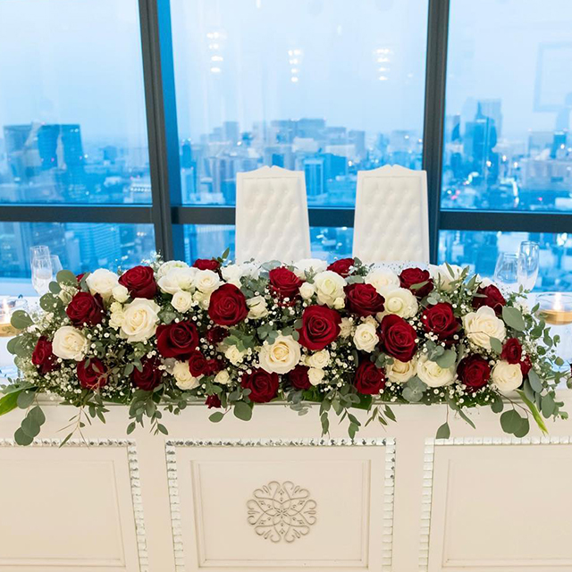 バラをメインに、テーブル前面、真ん中部分を飾った装花