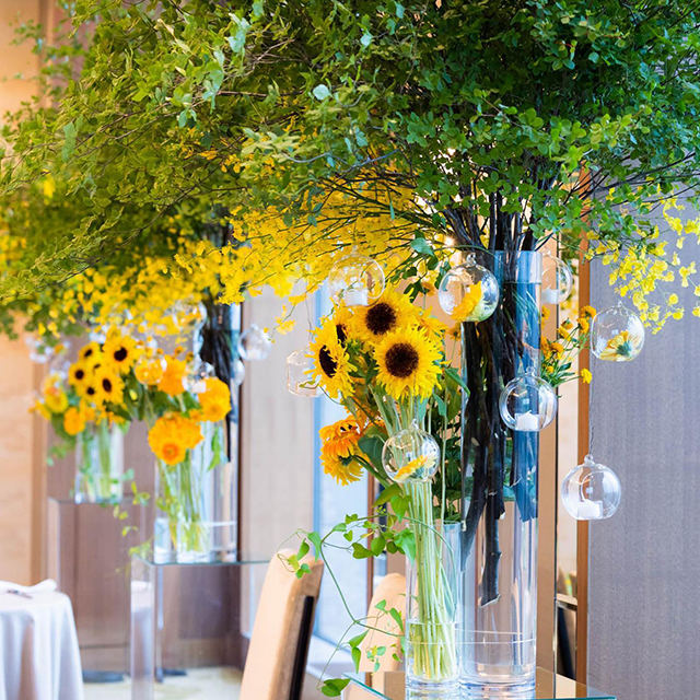 おしゃれなテーブル装花実例33選！コスパよく華やかに見せるアイデアも