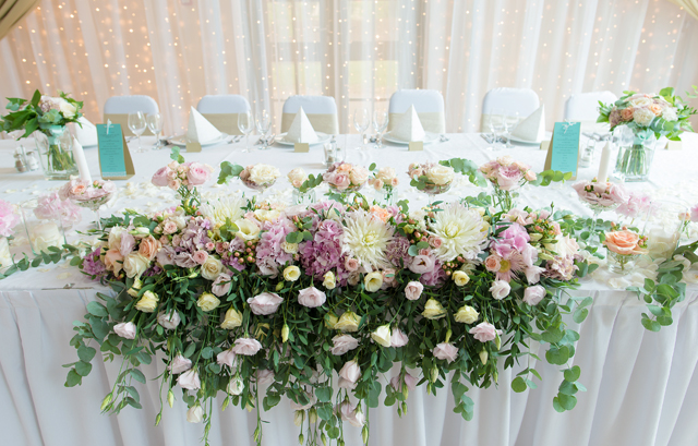 装花が飾られたメインテーブル
