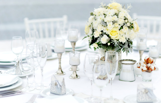 白系の装花と白いテーブルクロスのコーディネート