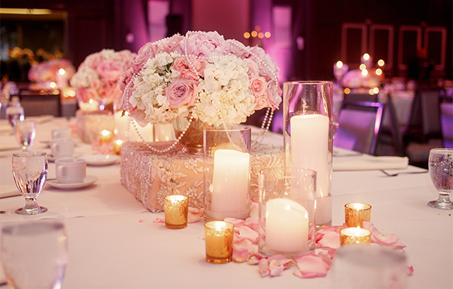 装花にキャンドルを添えたゲストテーブル