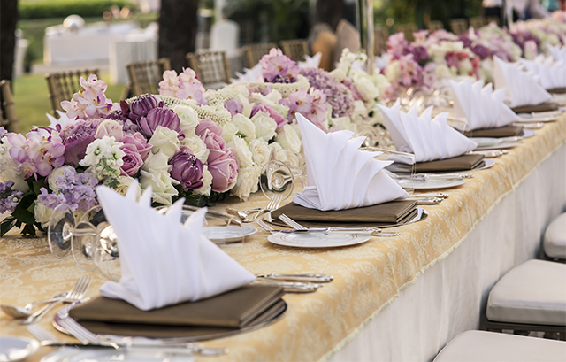 白、ピンク、紫の花が中央に飾られた流しテーブル