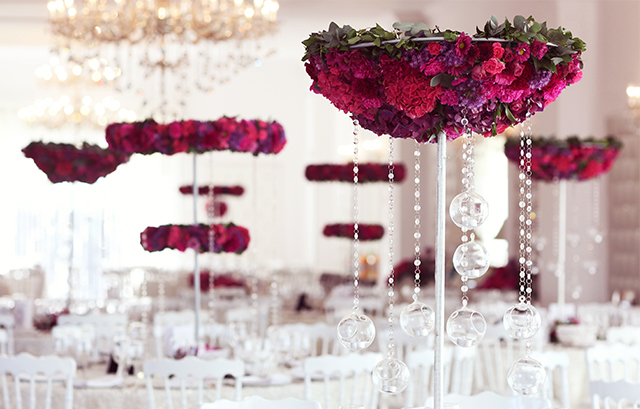 ゲストテーブルの高い位置に飾られた装花