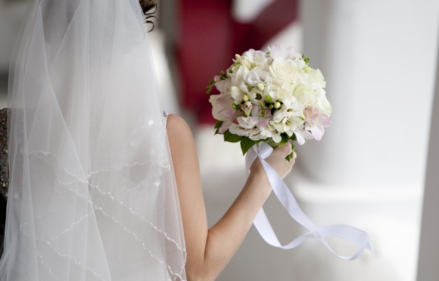 ブーケを持つ花嫁