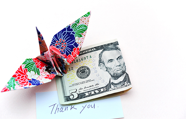 折り鶴、「Thank you」と書かれた付箋と紙幣