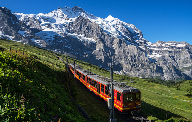 スイスの自然の中を走る鉄道