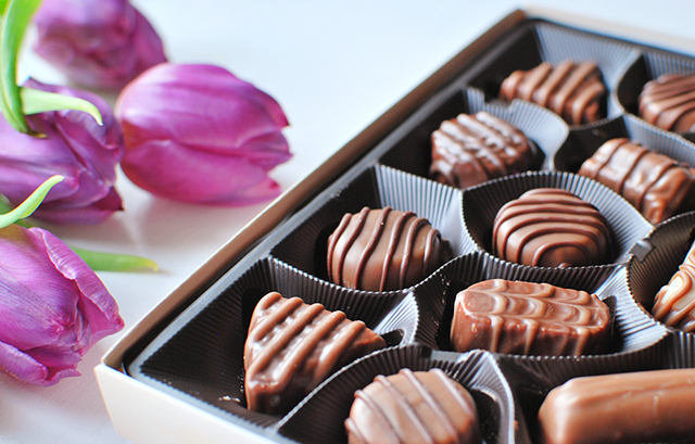 箱に入ったチョコレートと花
