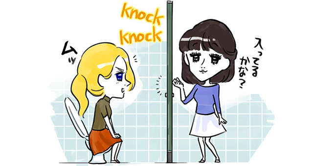 トイレのドアをノックする女性