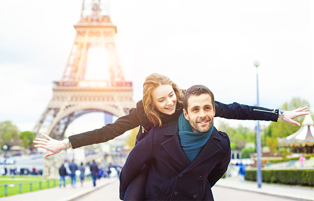 パリを観光するカップル