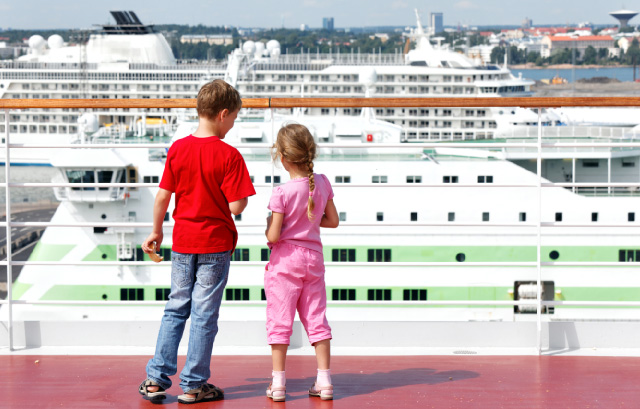 船を眺める二人の子供